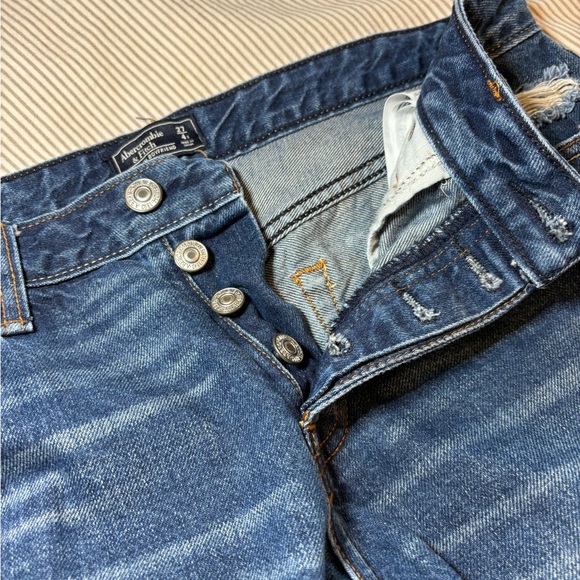 Abercrombie & Fitch Ames Low Rise Boyfriend Jeans - Picture 6 of 9